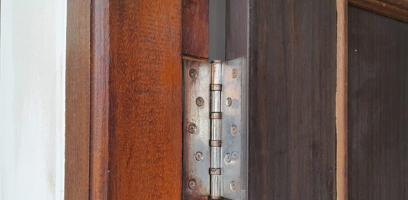 Detalhe de ferragem em porta de madeira