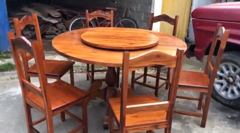 Mesa redonda de madeira com tampo giratório e cadeiras